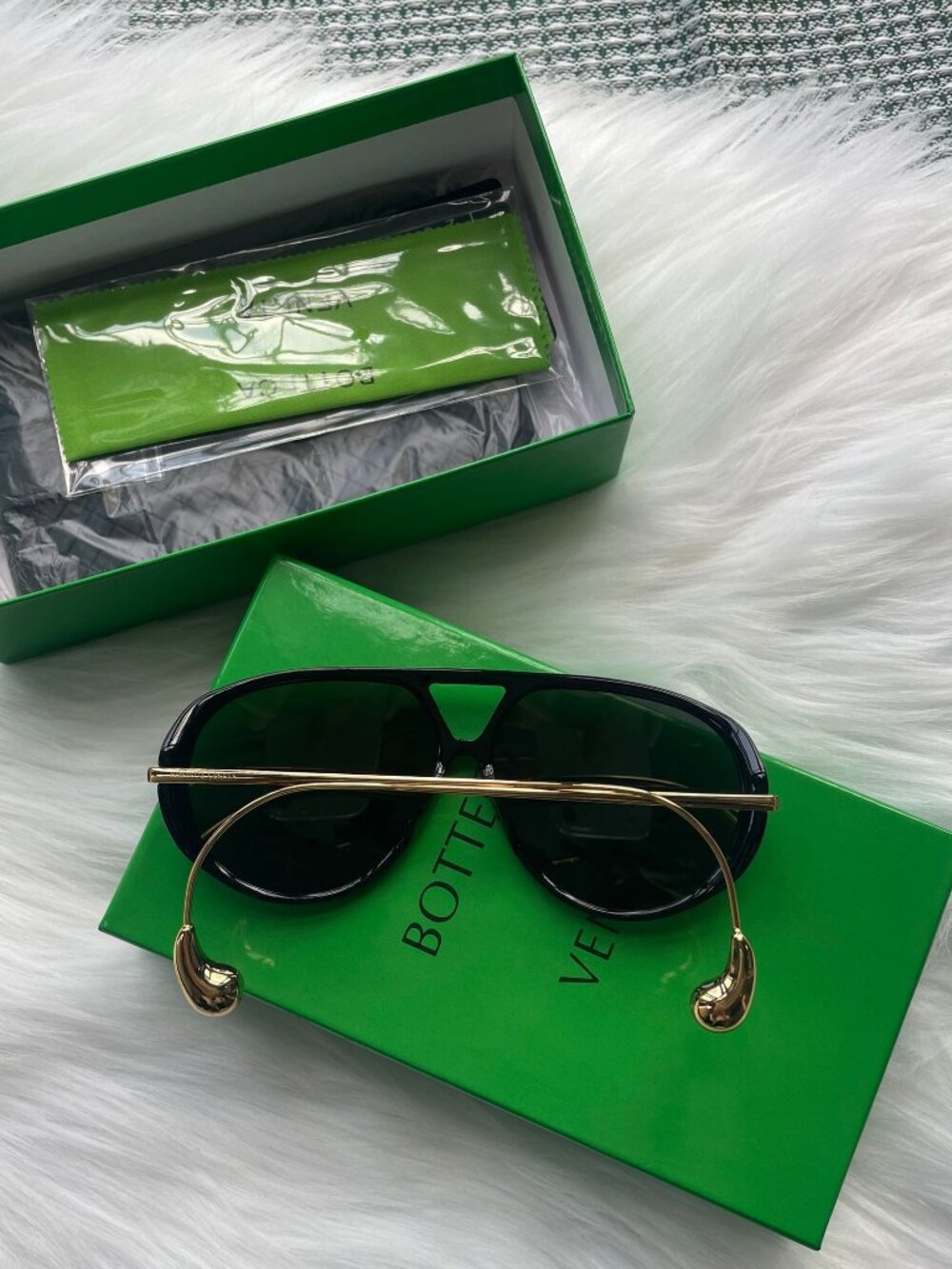 Bottega Veneta Gold-detail Aviator Sunglasses - Picture 3 of 5